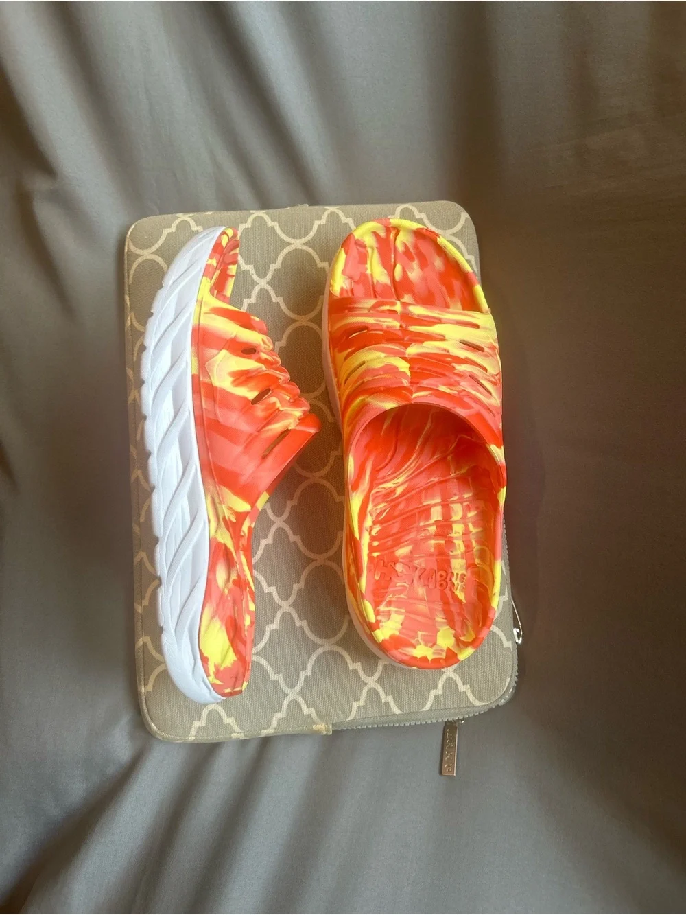 HOKA ONE ONE ORA Recovery Slide (LIKE NEW) (Sz 8 M / 10 W)